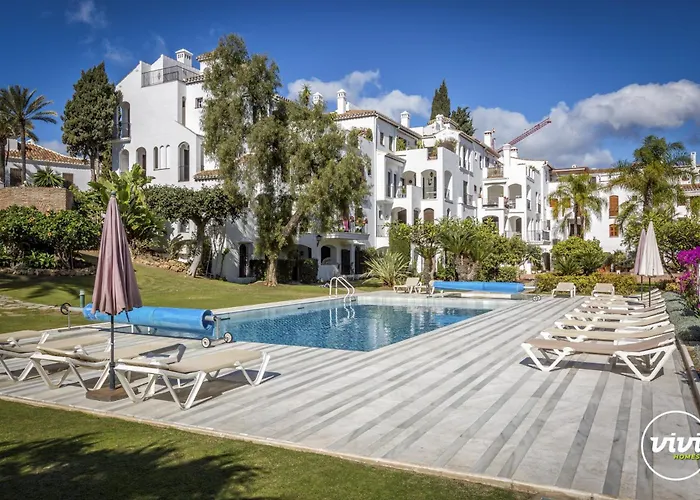 Vivi Homes - Casa Nobu Pool, Garden, Patio & Apartament Marbella