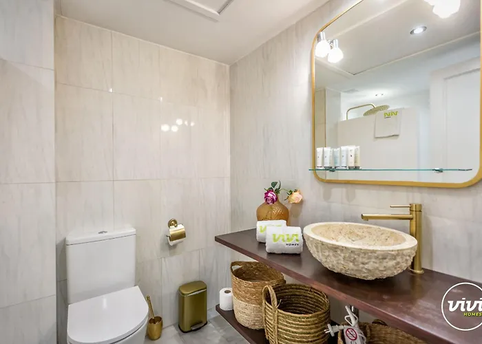 Vivi Homes - Casa Nobu Pool, Garden, Patio & Apartament Marbella